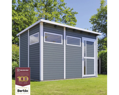 Drevený záhradný domček s oknami a dverami na trávniku