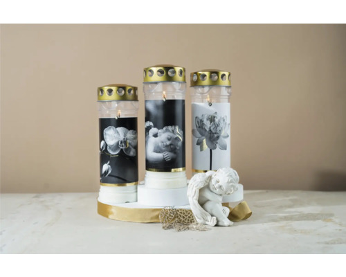 Tri cintorínske sviečky s rôznymi motívmi a figúrkou anjela