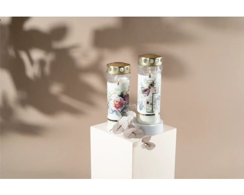 Dve cintorínske sviečky s kvetinovým vzorom na bielom podstavci