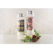 Dve cintorínske sviečky s kresťanskými motívmi, vrátane kríža a vzoru ruží