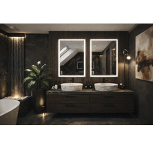 Moderná kúpeľňa s dvojitým umývadlom, osvetlenými zrkadlami a dekoratívnymi prvkami