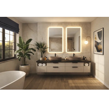 Svetlá kúpeľňa s dvojitým umývadlom, osvetlenými zrkadlami, vaňou a rastlinami pre priateľskú atmosféru