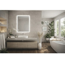 Svetlá kúpeľňa s umývadlom, osvetleným zrkadlom a vaňou