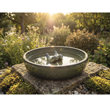 Keramické napájadlo pre vtáky s vtáčou dekoráciou v záhrade