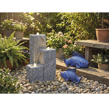 Záhradná scéna s kaskádovou fontánou, okrasnými rybami a rastlinami