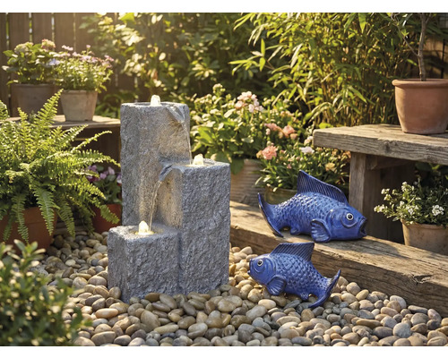 Záhradná scéna s kaskádovou fontánou, okrasnými rybami a rastlinami