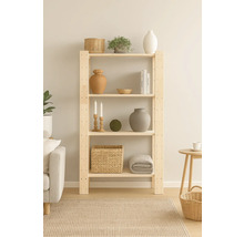 Drevená polica so štyrmi úrovňami a dekoráciami v obývacej izbe