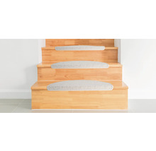 Drevené schodisko s kobercovými stupnicami