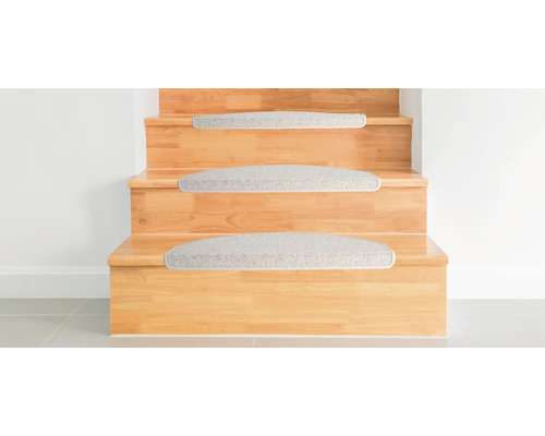 Drevené schodisko s kobercovými stupnicami