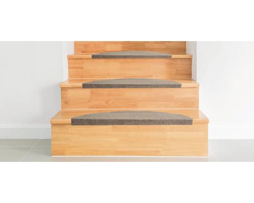 Drevené schodisko s kobercovými stupnicami