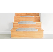 Drevené schodisko s kobercovými stupnicami