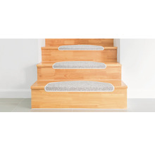 Drevené schodisko s tromi stupňami a kobercovými stupnicami