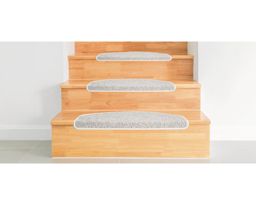 Drevené schodisko s tromi stupňami a kobercovými stupnicami