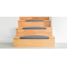 Drevené schodisko so sivými stupnicami.