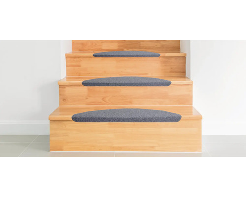 Drevené schodisko so sivými stupnicami.