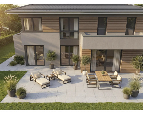 Exteriér moderného domu s terasovým nábytkom na dlaždiciach