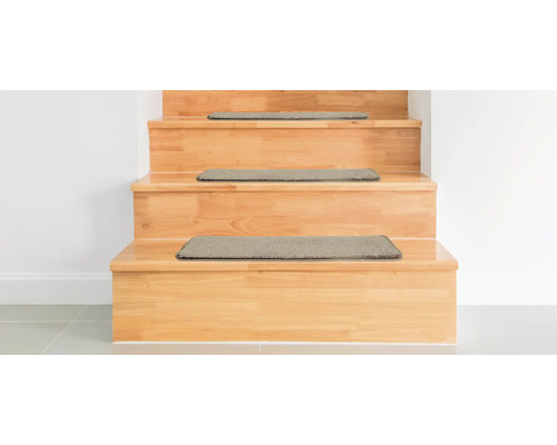 Drevené schodisko s rohožami