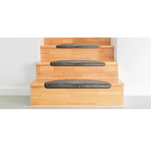 Drevené schodisko so sivými stupienkami