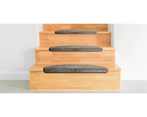 Drevené schodisko so sivými stupienkami