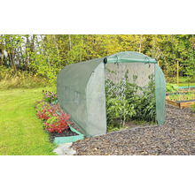 Fóliovník s rastlinami v záhrade