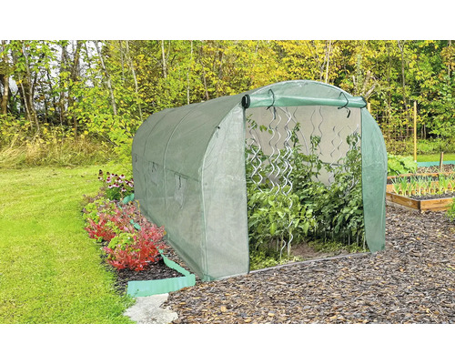 Fóliovník s rastlinami v záhrade