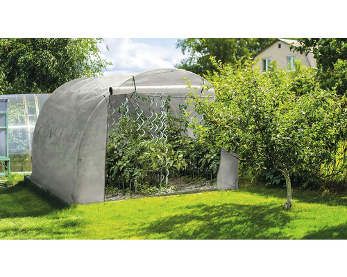 Skleník s rastlinami v záhrade