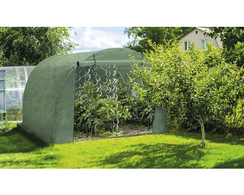 Skleník s rastlinami v záhrade.