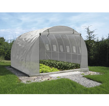 Skleník s priehľadným fóliovým krytom v záhrade