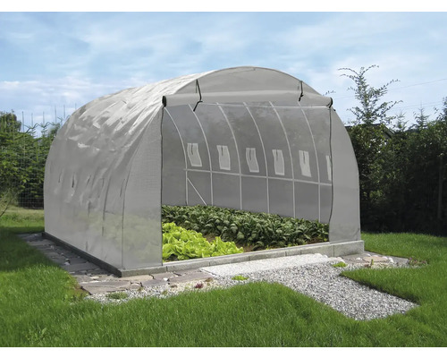 Skleník s priehľadným fóliovým krytom v záhrade