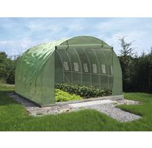 Skleník s rastlinami v záhrade