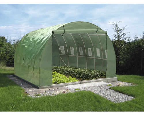 Skleník s rastlinami v záhrade