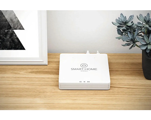 Centrálna jednotka inteligentnej domácnosti Hornbach na drevenom stole