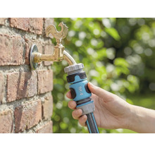 Pripojenie záhradnej hadice k vodovodnému kohútiku s pripojovacím kusom