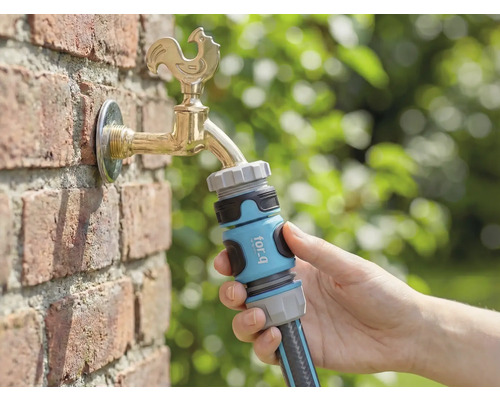 Pripojenie záhradnej hadice k vodovodnému kohútiku s pripojovacím kusom