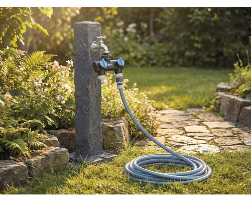 Záhradná scéna s vodovodným kohútikom, rozdeľovačom a záhradnou hadicou na trávniku