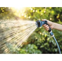 Záhradná hadica so striekacou hlavicou v prevádzke
