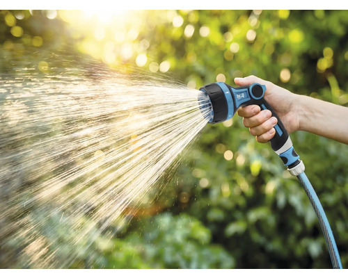 Záhradná hadica so striekacou hlavicou v prevádzke