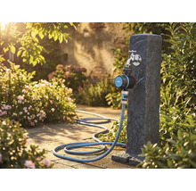 Záhradná scéna s vodovodným kohútikom, zavlažovacím časovačom a záhradnou hadicou