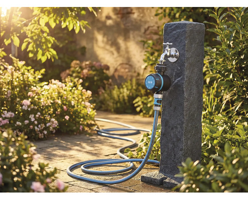 Záhradná scéna s vodovodným kohútikom, zavlažovacím časovačom a záhradnou hadicou