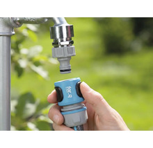 Rýchlospojka záhradnej hadice sa pripája k vodovodnému kohútiku