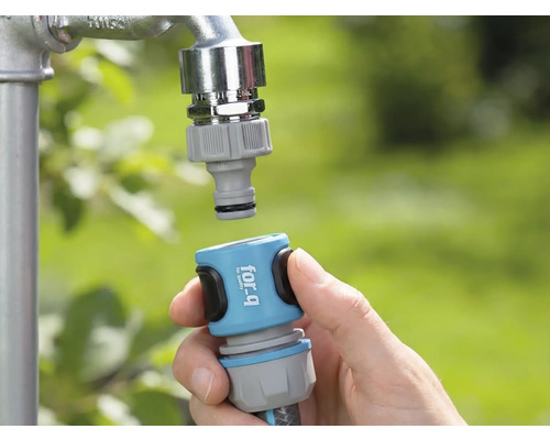 Rýchlospojka záhradnej hadice sa pripája k vodovodnému kohútiku