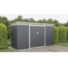 Kovový záhradný domček s dvojkrídlovými dverami, plochou střechou a ozdobnou vetracou mriežkou na drevenej terase v usporiadanej záhrade.