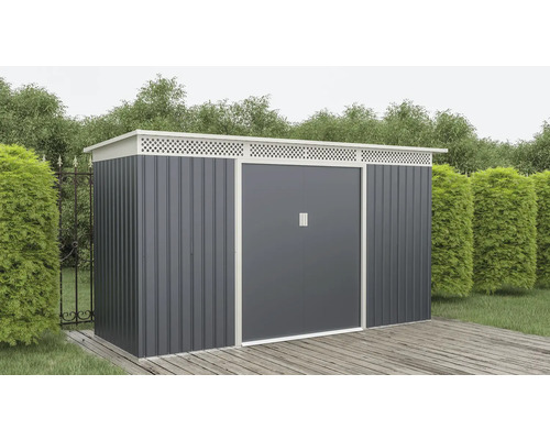 Kovový záhradný domček s dvojkrídlovými dverami, plochou střechou a ozdobnou vetracou mriežkou na drevenej terase v usporiadanej záhrade.