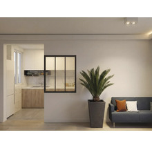 Obývacia izba s rastlinou, gaučom a priechodom do kuchyne