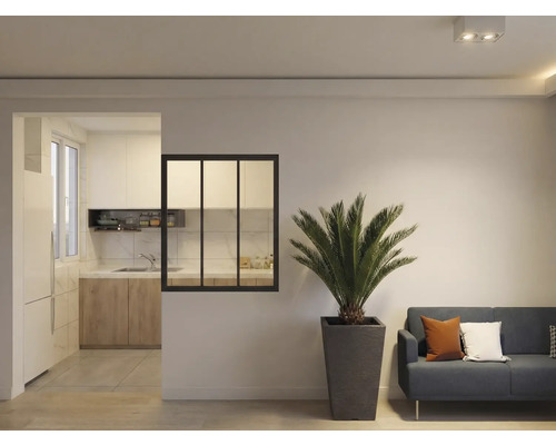 Obývacia izba s rastlinou, gaučom a priechodom do kuchyne