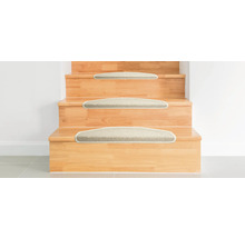 Drevené schodisko s kobercovými stupnicami