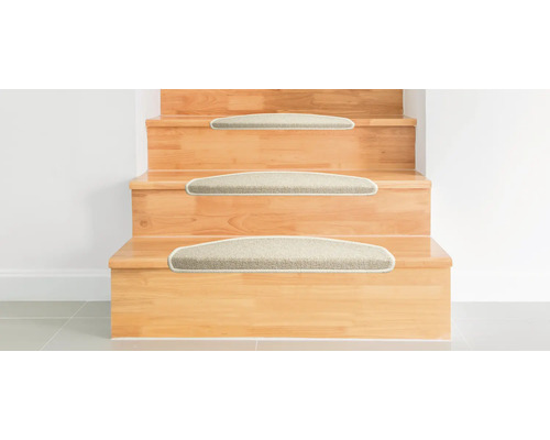 Drevené schodisko s kobercovými stupnicami