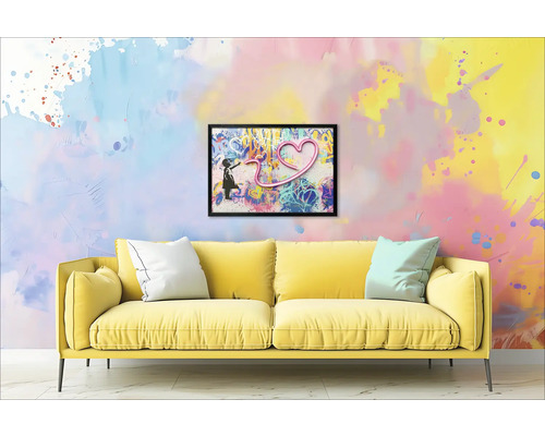 Žltá pohovka s vankúšmi pred stenou s orámovaným obrázkom dievčaťa a srdca