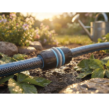 Záhradná hadica s konektorom v záhrade