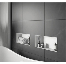 Stena kúpeľne so vstavanými policami, uterákmi a kúpeľňovými potrebami